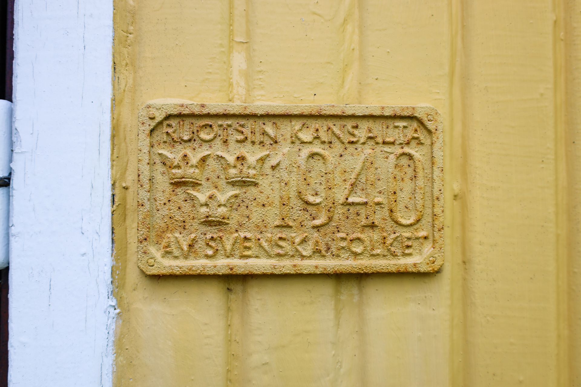 Lappeenrannan Leirin talon seinässä on kyltti, jossa lukee: "Ruotsin kansalta 1940. Av svenska folket".